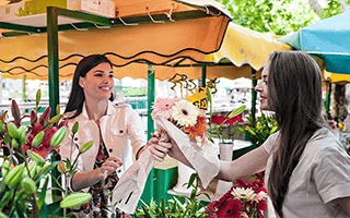 marketplace-front-view-woman-selling-flowers